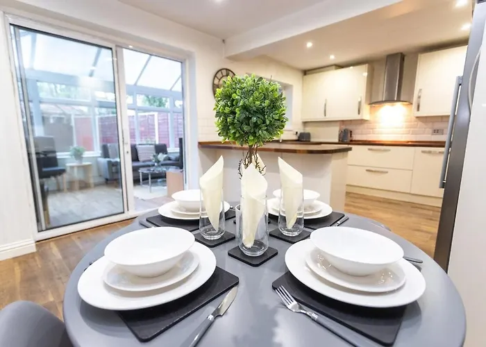 Feriehus Elegant 5-bed Home, Families & Friends, Sleeps 6, Parking, Free Wi-fi *