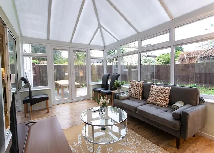 Elegant 5-bed Home, Families & Friends, Sleeps 6, Parking, Free Wi-fi *