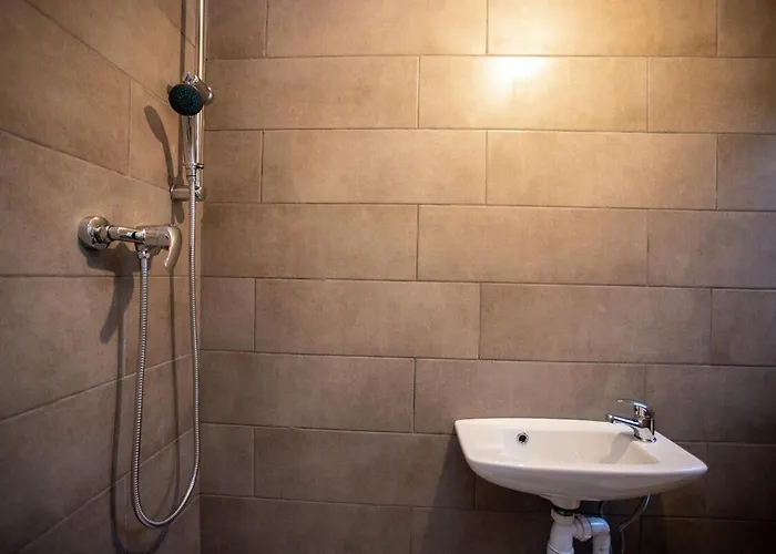 Будинок відпочинку Elegant 5-bed Home, Families & Friends, Sleeps 6, Parking, Free Wi-fi