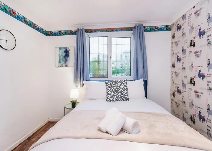 Feriehus Elegant 5-bed Home, Families & Friends, Sleeps 6, Parking, Free Wi-fi