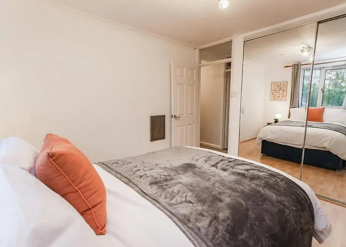 Feriehus Elegant 5-bed Home, Families & Friends, Sleeps 6, Parking, Free Wi-fi