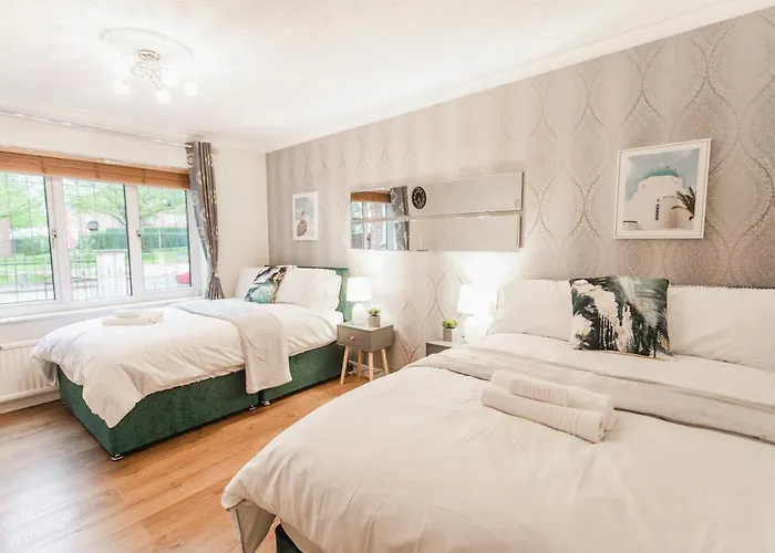 Будинок відпочинку Elegant 5-bed Home, Families & Friends, Sleeps 6, Parking, Free Wi-fi *