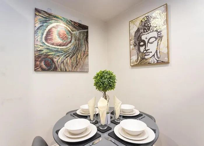 Elegant 5-bed Home, Families & Friends, Sleeps 6, Parking, Free Wi-fi Bristol