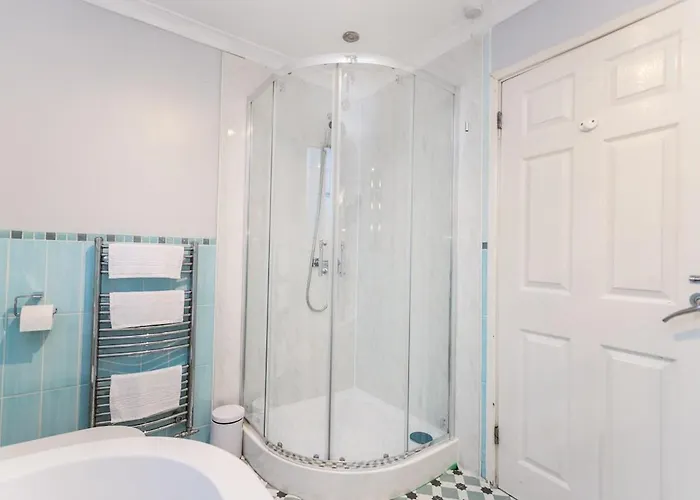 Elegant 5-bed Home, Families & Friends, Sleeps 6, Parking, Free Wi-fi Feriehus