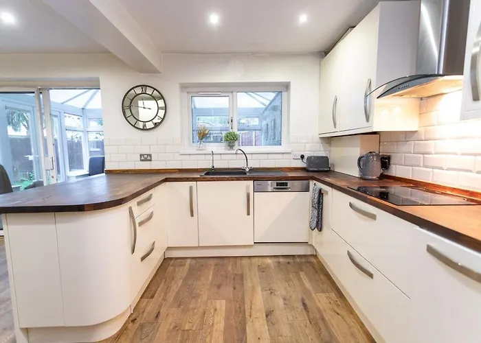 Elegant 5-bed Home, Families & Friends, Sleeps 6, Parking, Free Wi-fi * Bristol