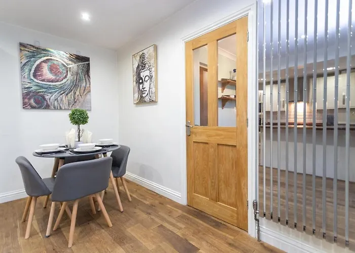 Elegant 5-bed Home, Families & Friends, Sleeps 6, Parking, Free Wi-fi