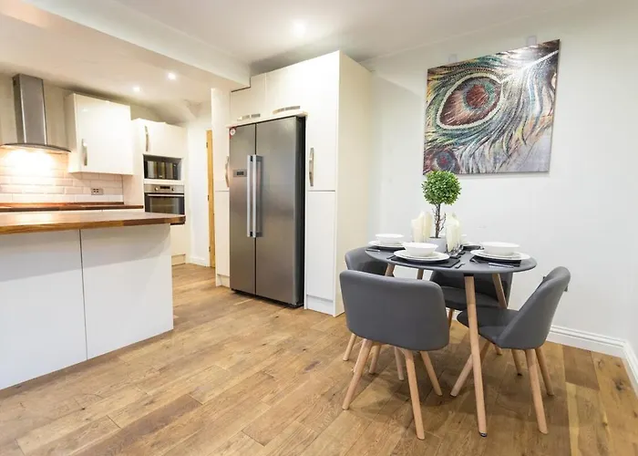 Elegant 5-bed Home, Families & Friends, Sleeps 6, Parking, Free Wi-fi *