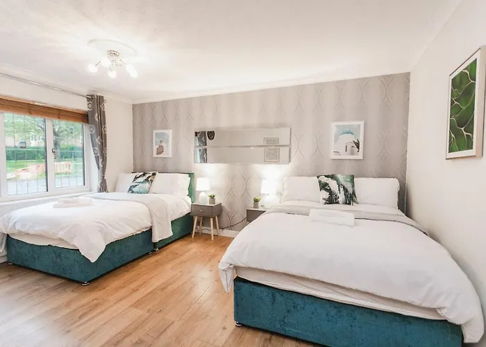 Feriehus Elegant 5-bed Home, Families & Friends, Sleeps 6, Parking, Free Wi-fi *