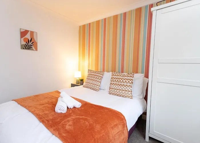 Elegant 5-bed Home, Families & Friends, Sleeps 6, Parking, Free Wi-fi Feriehus