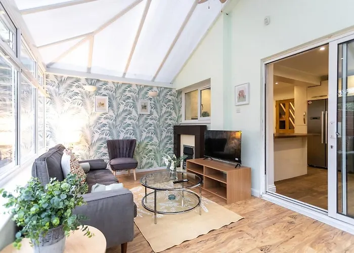 Elegant 5-bed Home, Families & Friends, Sleeps 6, Parking, Free Wi-fi