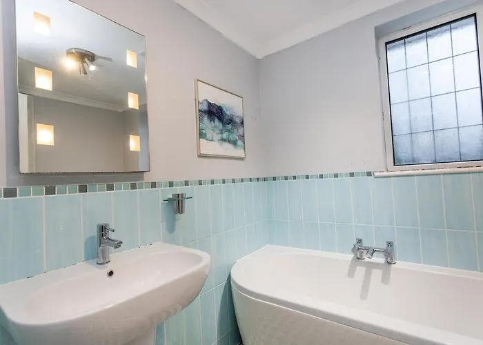 Elegant 5-bed Home, Families & Friends, Sleeps 6, Parking, Free Wi-fi *