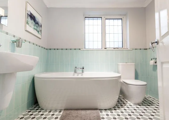 Elegant 5-bed Home, Families & Friends, Sleeps 6, Parking, Free Wi-fi Feriehus *