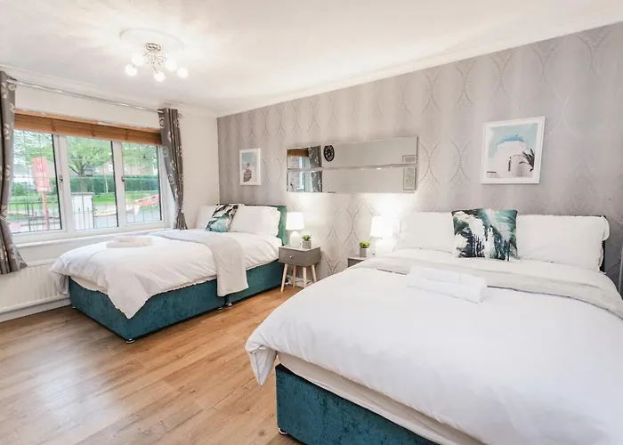 Elegant 5-bed Home, Families & Friends, Sleeps 6, Parking, Free Wi-fi Bristol