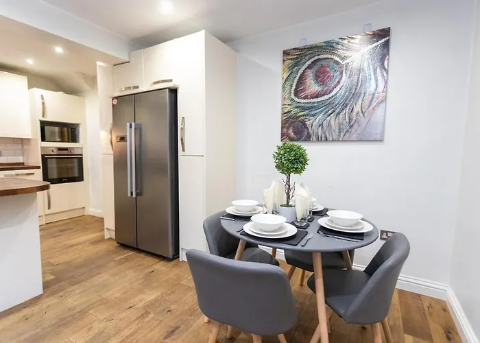 Будинок відпочинку Elegant 5-bed Home, Families & Friends, Sleeps 6, Parking, Free Wi-fi *