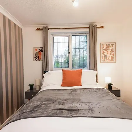 Elegant 5-bed Home, Families & Friends, Sleeps 6, Parking, Free Wi-fi