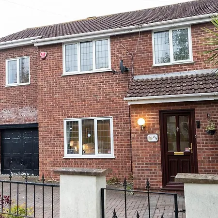 Elegant 5-bed Home, Families & Friends, Sleeps 6, Parking, Free Wi-fi *