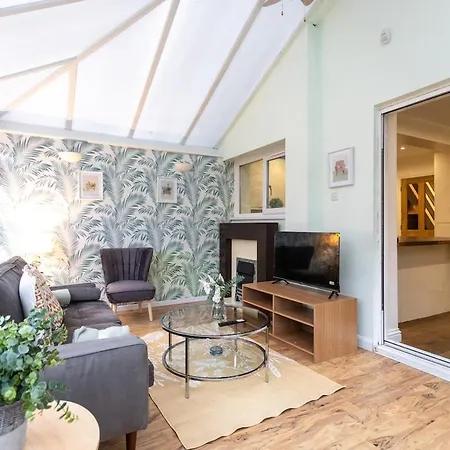 Elegant 5-bed Home, Families & Friends, Sleeps 6, Parking, Free Wi-fi