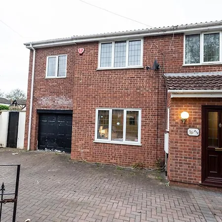 Elegant 5-bed Home, Families & Friends, Sleeps 6, Parking, Free Wi-fi Bristol