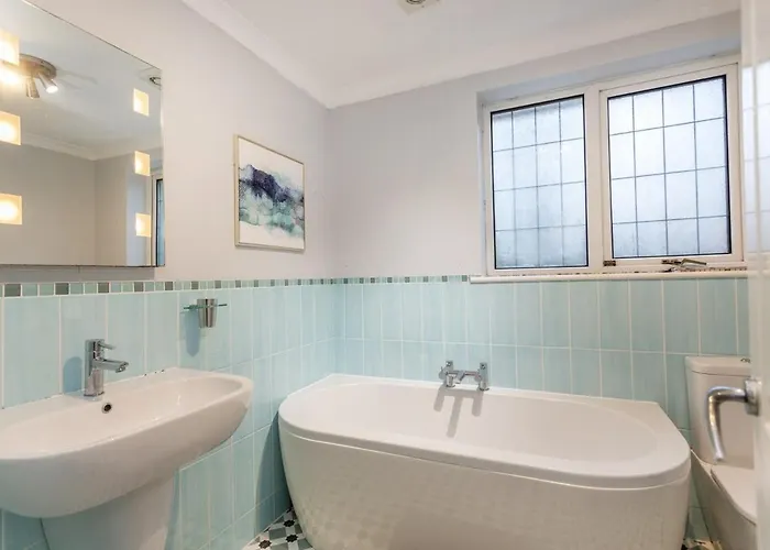 Elegant 5-bed Home, Families & Friends, Sleeps 6, Parking, Free Wi-fi Nyaraló *