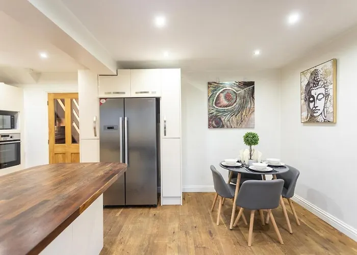 Elegant 5-bed Home, Families & Friends, Sleeps 6, Parking, Free Wi-fi Bristol