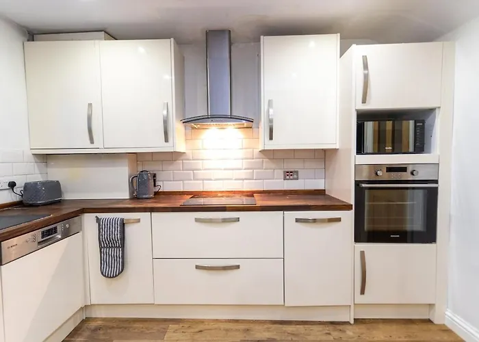 Elegant 5-bed Home, Families & Friends, Sleeps 6, Parking, Free Wi-fi * Bristol