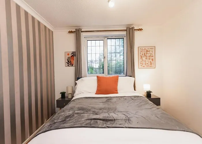 Elegant 5-bed Home, Families & Friends, Sleeps 6, Parking, Free Wi-fi