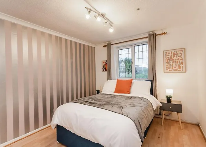 Elegant 5-bed Home, Families & Friends, Sleeps 6, Parking, Free Wi-fi Casa vacanze