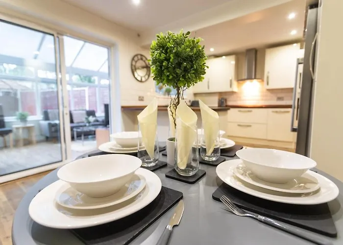 Elegant 5-bed Home, Families & Friends, Sleeps 6, Parking, Free Wi-fi Casa vacanze *