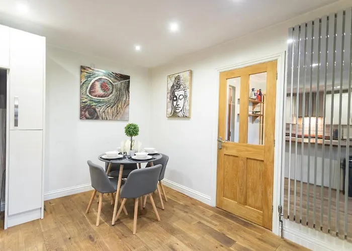 Elegant 5-bed Home, Families & Friends, Sleeps 6, Parking, Free Wi-fi