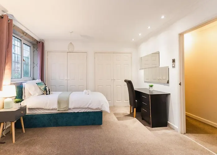 Elegant 5-bed Home, Families & Friends, Sleeps 6, Parking, Free Wi-fi Casa vacanze