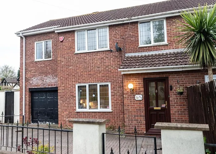 Elegant 5-bed Home, Families & Friends, Sleeps 6, Parking, Free Wi-fi *