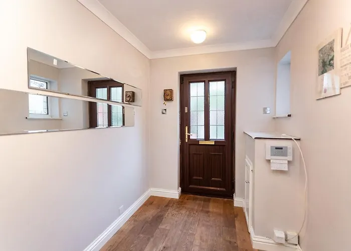 Elegant 5-bed Home, Families & Friends, Sleeps 6, Parking, Free Wi-fi Nyaraló *