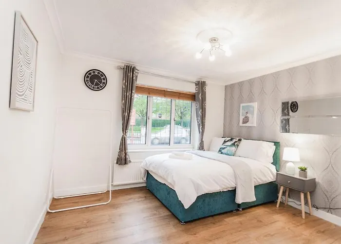 Elegant 5-bed Home, Families & Friends, Sleeps 6, Parking, Free Wi-fi