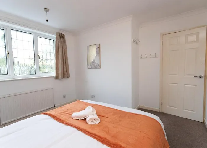 Elegant 5-bed Home, Families & Friends, Sleeps 6, Parking, Free Wi-fi Nyaraló Bristol