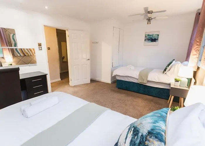 Elegant 5-bed Home, Families & Friends, Sleeps 6, Parking, Free Wi-fi Nyaraló