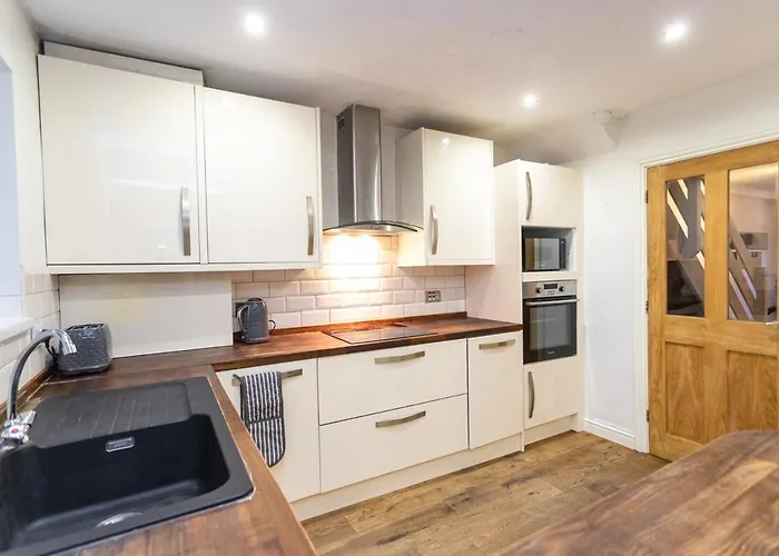 Elegant 5-bed Home, Families & Friends, Sleeps 6, Parking, Free Wi-fi Casa vacanze *