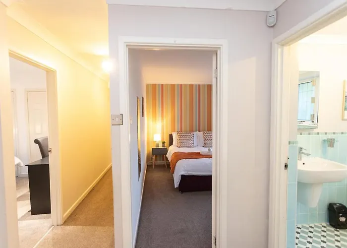 Elegant 5-bed Home, Families & Friends, Sleeps 6, Parking, Free Wi-fi * Bristol