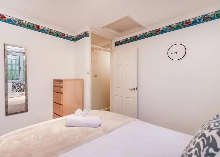 Elegant 5-bed Home, Families & Friends, Sleeps 6, Parking, Free Wi-fi