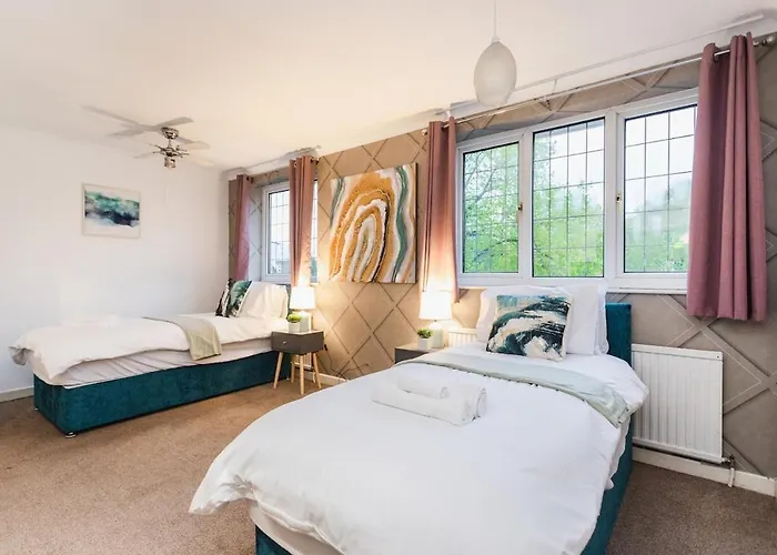 Casa vacanze Elegant 5-bed Home, Families & Friends, Sleeps 6, Parking, Free Wi-fi *