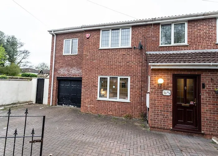 Elegant 5-bed Home, Families & Friends, Sleeps 6, Parking, Free Wi-fi Bristol