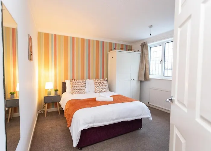 Elegant 5-bed Home, Families & Friends, Sleeps 6, Parking, Free Wi-fi * Bristol