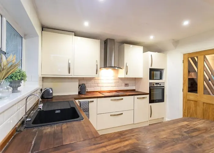 Elegant 5-bed Home, Families & Friends, Sleeps 6, Parking, Free Wi-fi