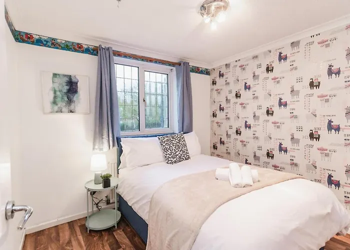 Elegant 5-bed Home, Families & Friends, Sleeps 6, Parking, Free Wi-fi Nyaraló *