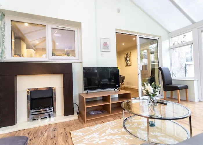 Elegant 5-bed Home, Families & Friends, Sleeps 6, Parking, Free Wi-fi Bristol